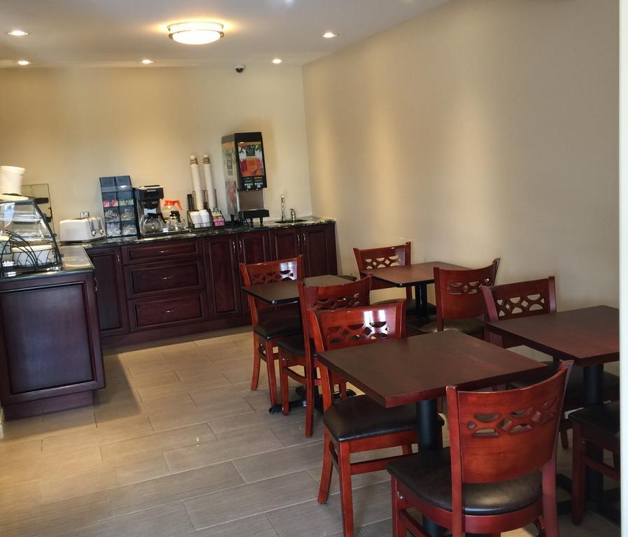 Masterson'S Motel Greater Napanee Экстерьер фото