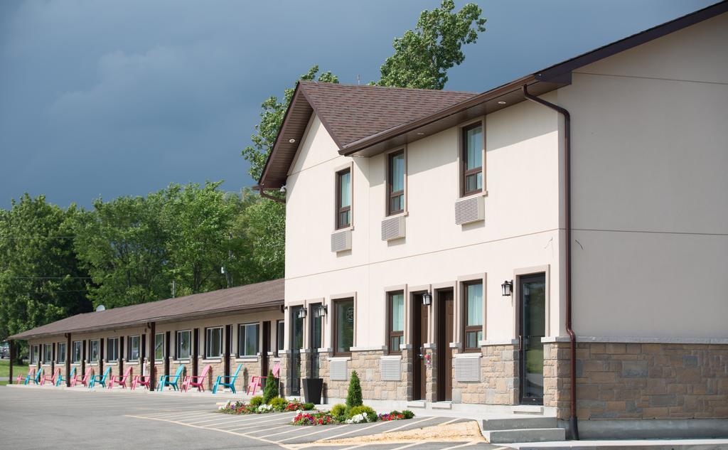 Masterson'S Motel Greater Napanee Экстерьер фото
