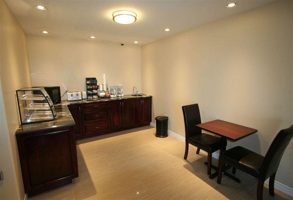 Masterson'S Motel Greater Napanee Экстерьер фото