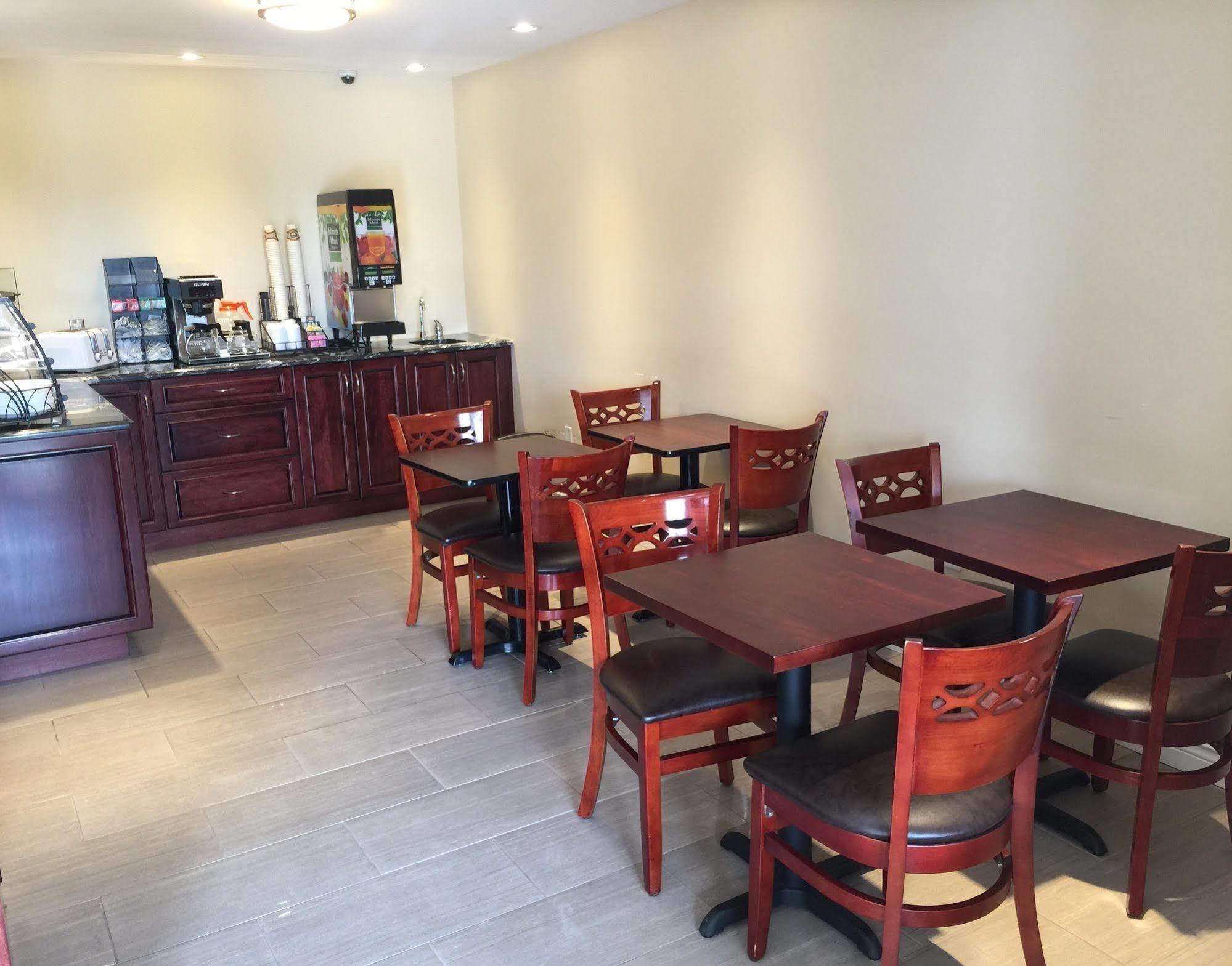 Masterson'S Motel Greater Napanee Экстерьер фото