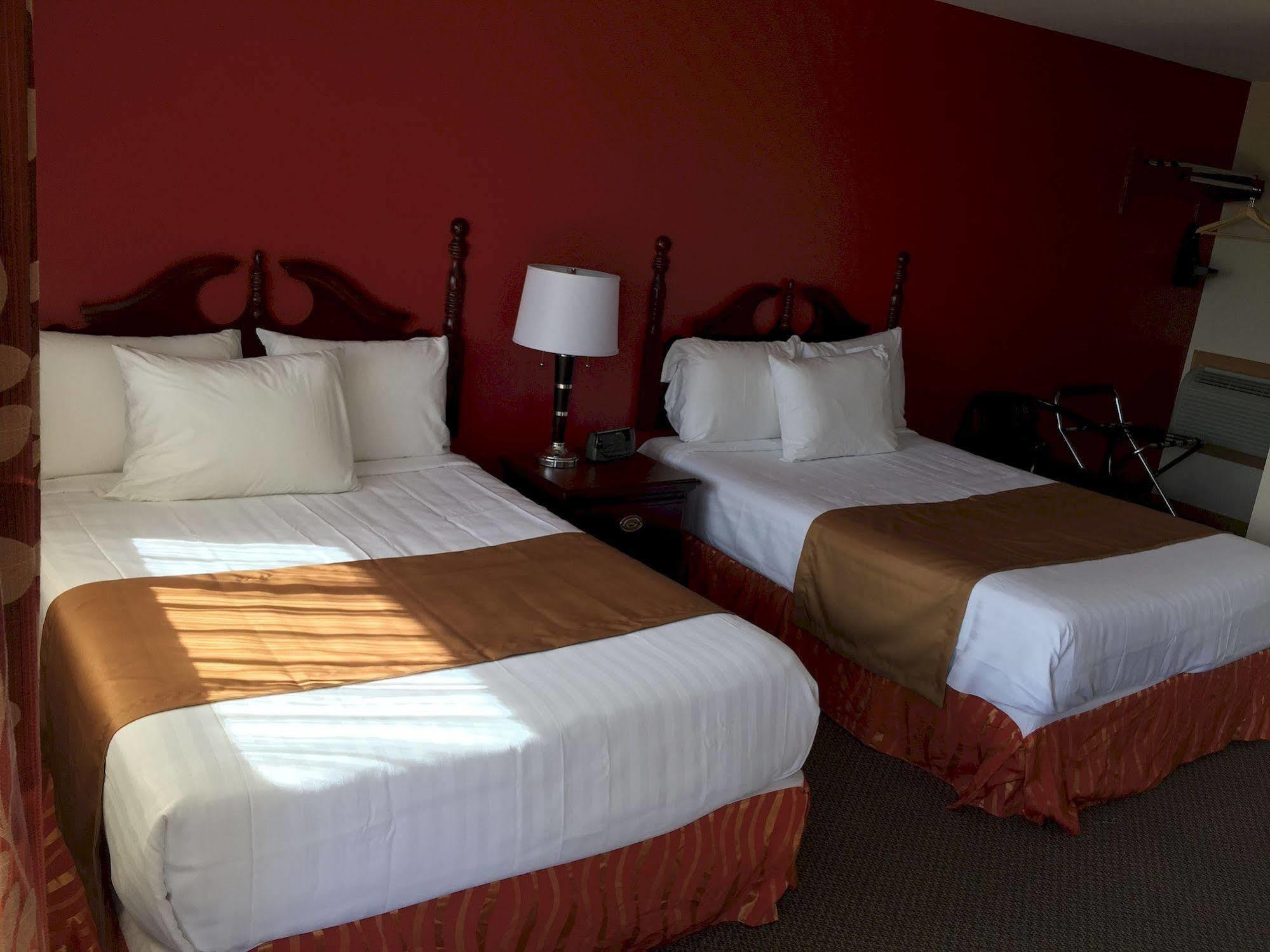 Masterson'S Motel Greater Napanee Экстерьер фото