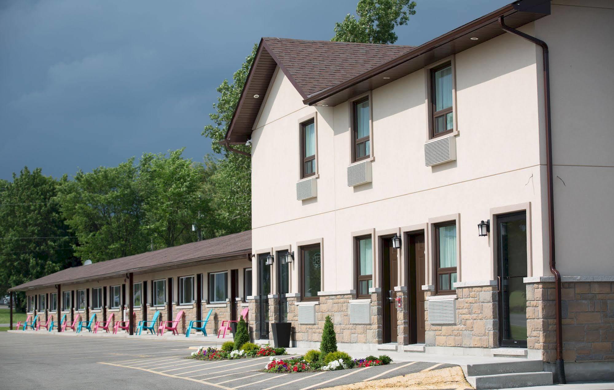 Masterson'S Motel Greater Napanee Экстерьер фото